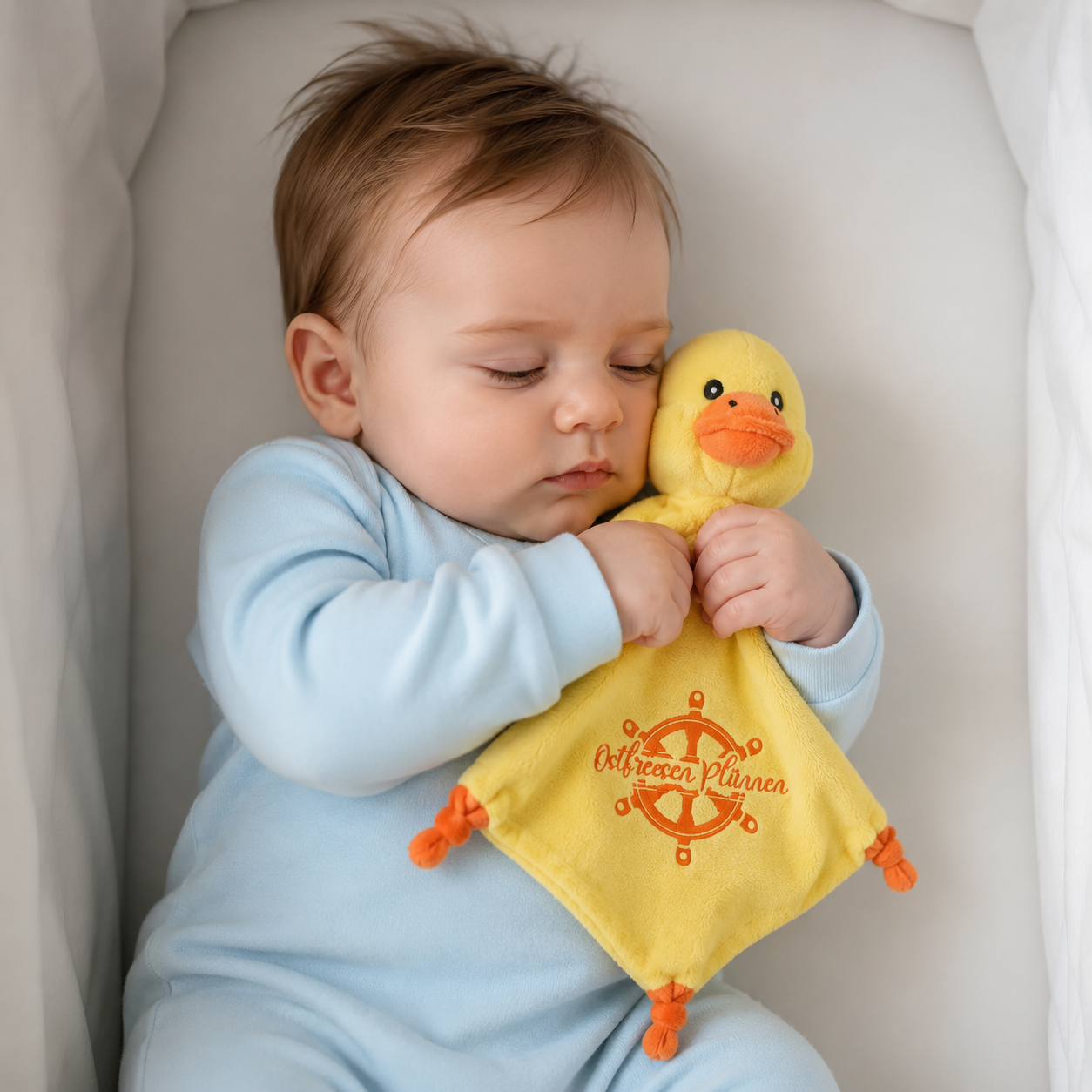 Baby kuschelt mit Enten Schnuffeltuch 